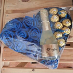 Corazón de rosas azules con ferreros y cava