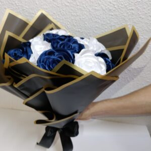 Ramo de 12 rosas eternas con cinta raso